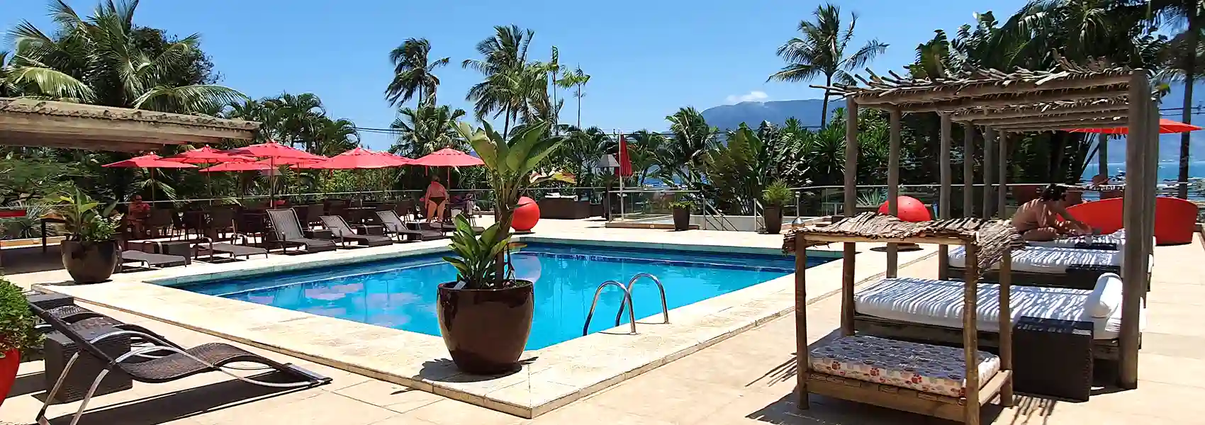 Piscina frente ao mar de Ilhabela